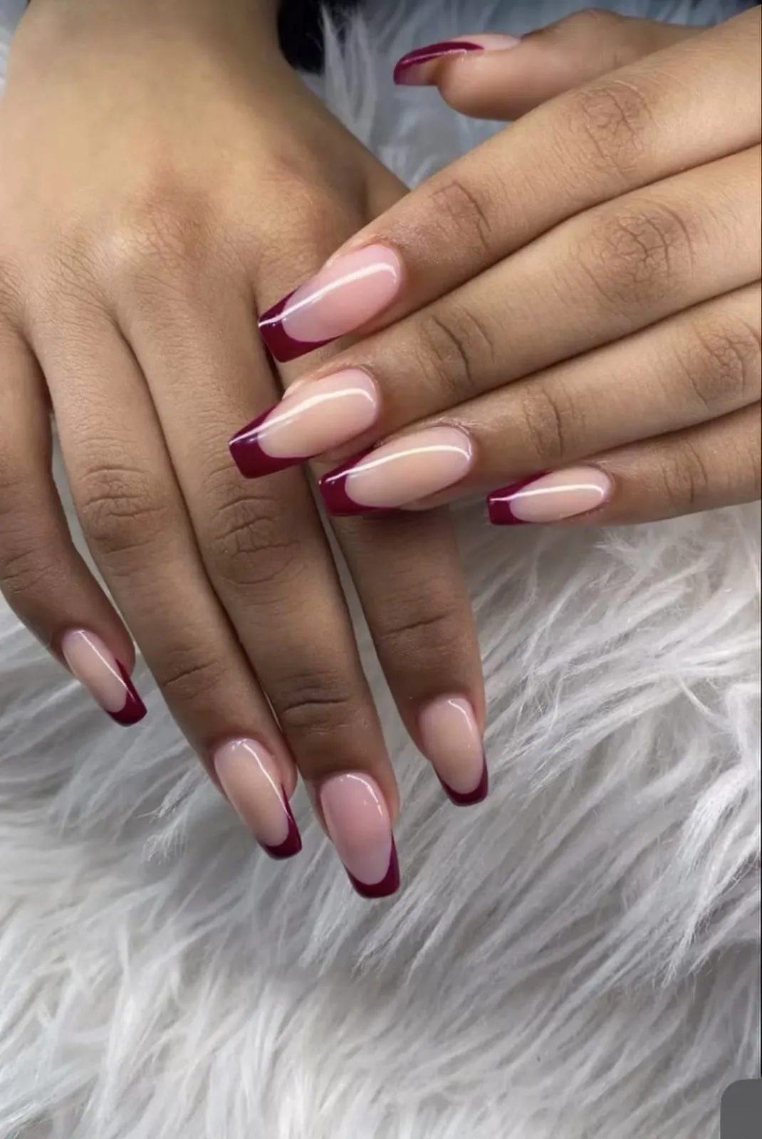 Uñas coffin largas con francesa burdeos