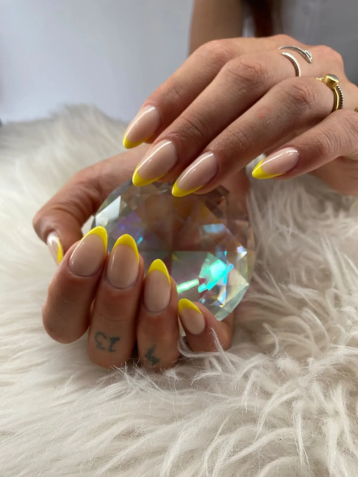 Francesa amarillo limón en uñas almendradas