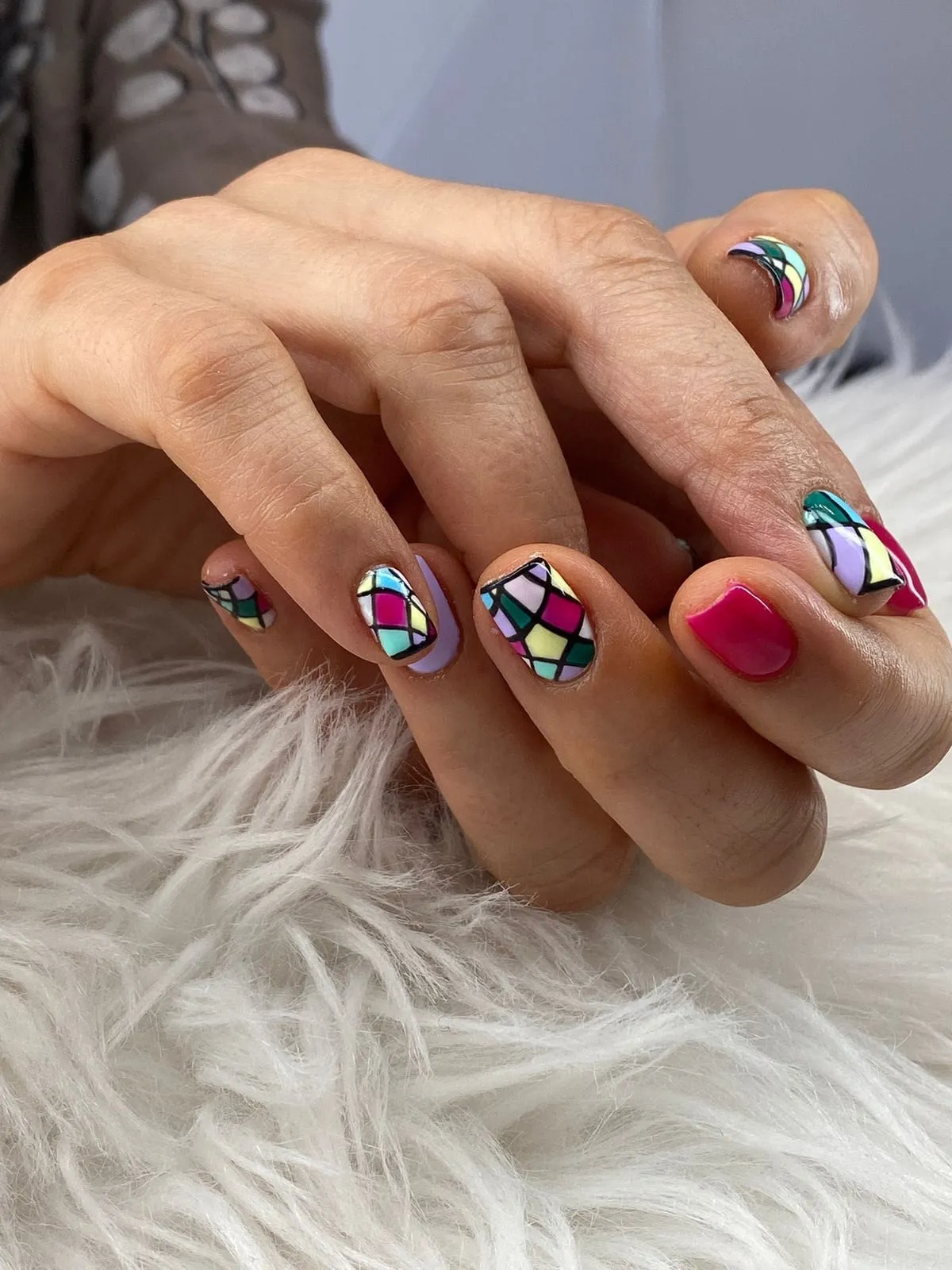 Nail art geométrico efecto vitral con acento fucsia